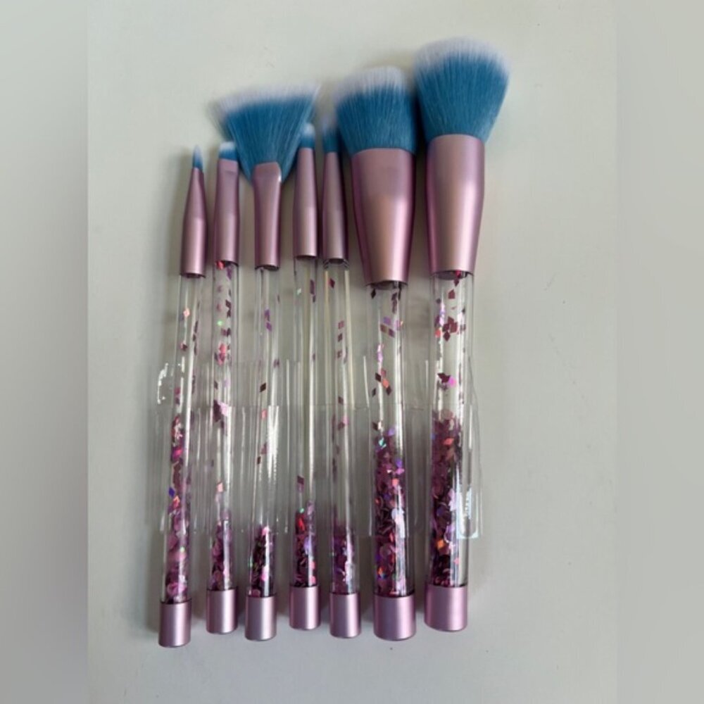 NWOT 7 Makeup Brushes Bundle